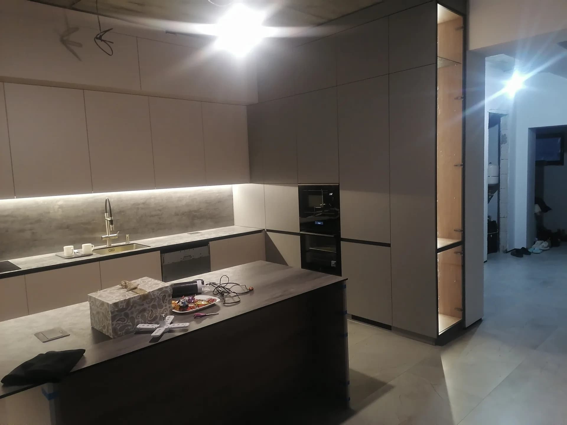 Кухня с островом серая кухня в стиле минимализм до потолка