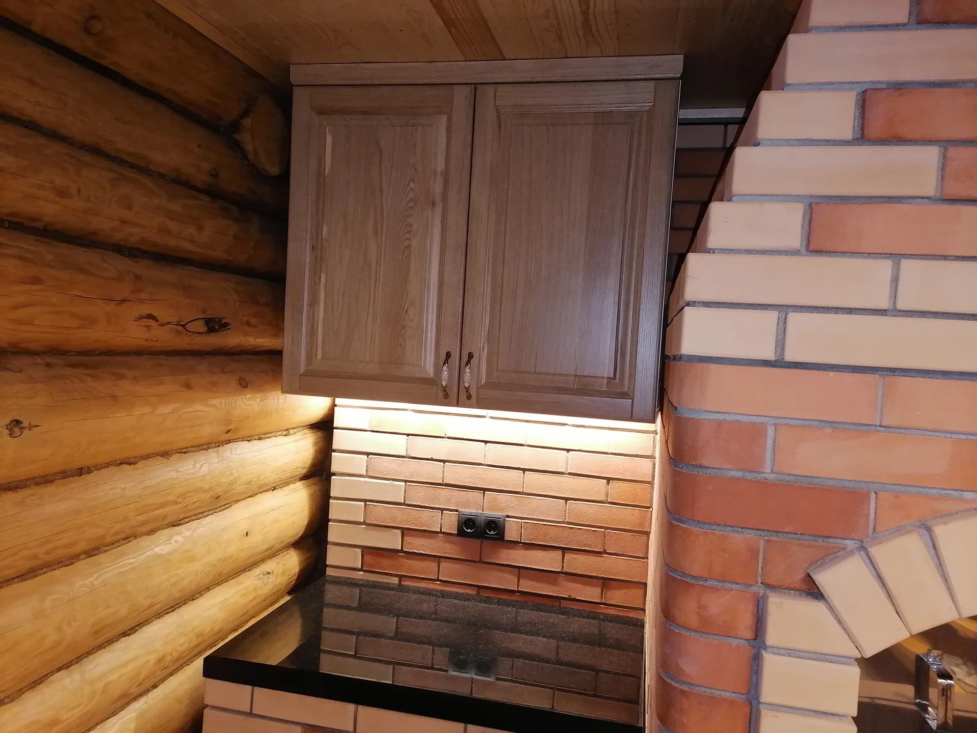 Прямая с деревянными фасадами кухня в классическом стиле