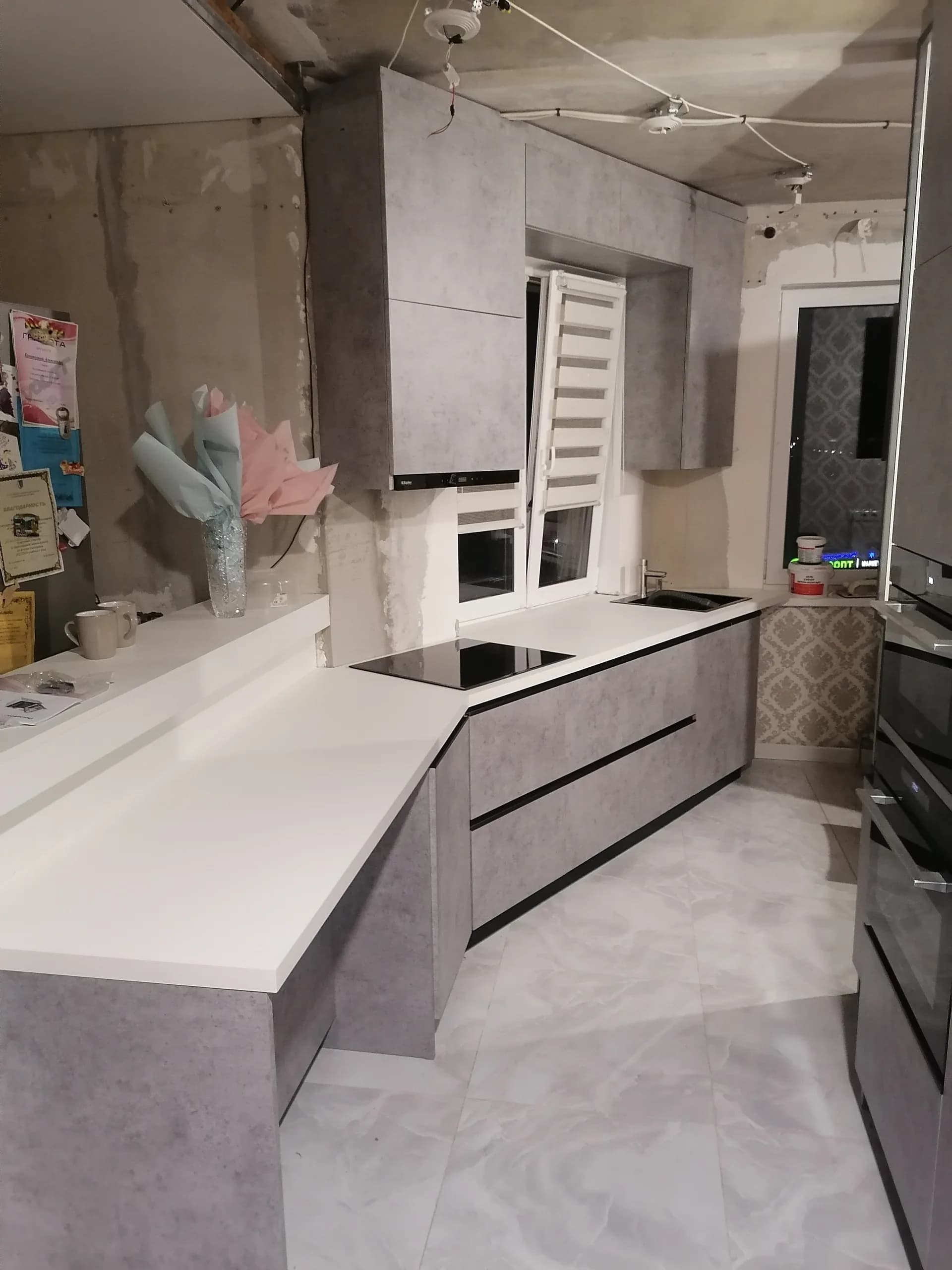 Прямая серая кухня в современном стиле без ручек