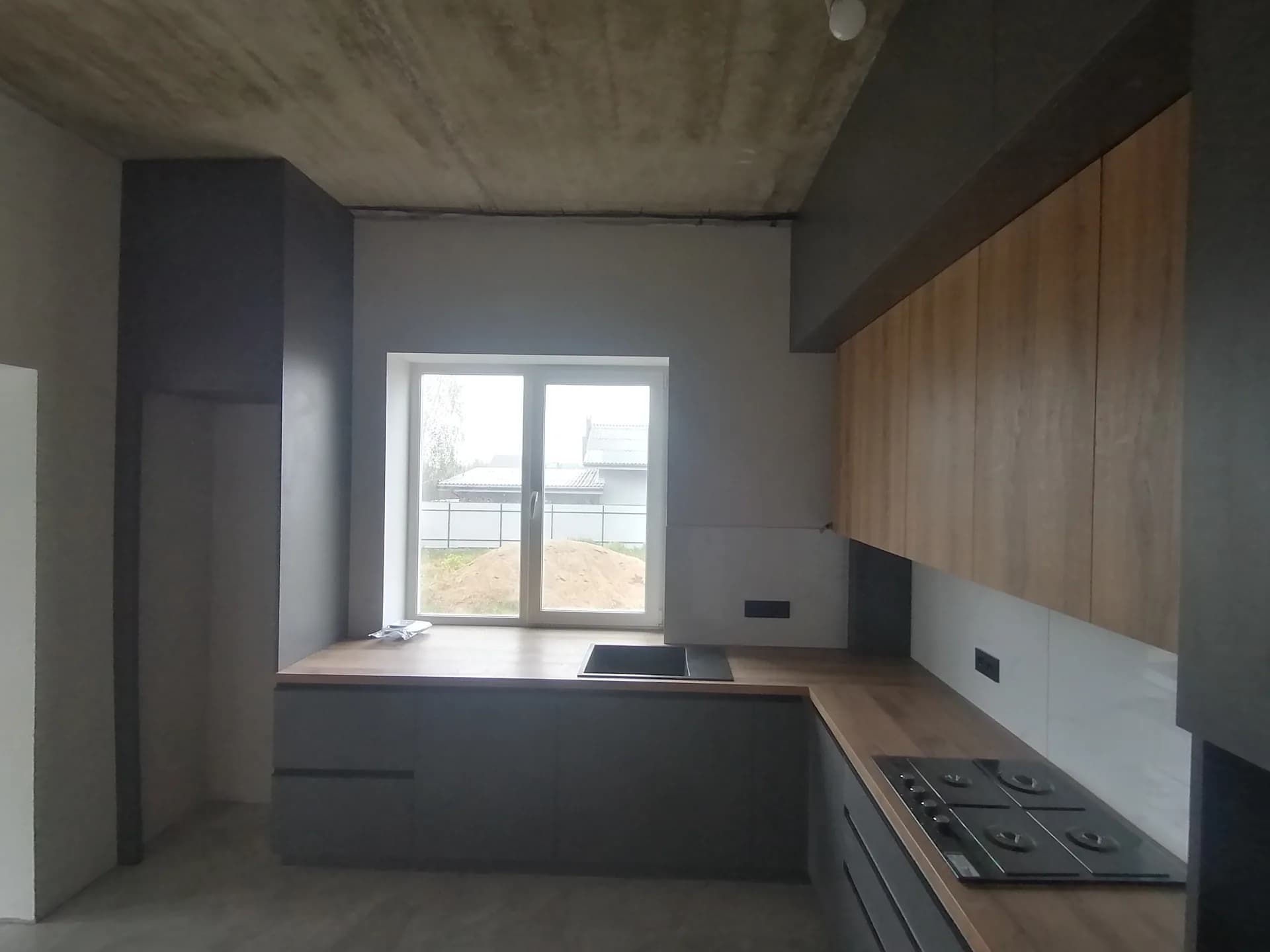 Угловая комбинированная кухня в стиле лофт до потолка