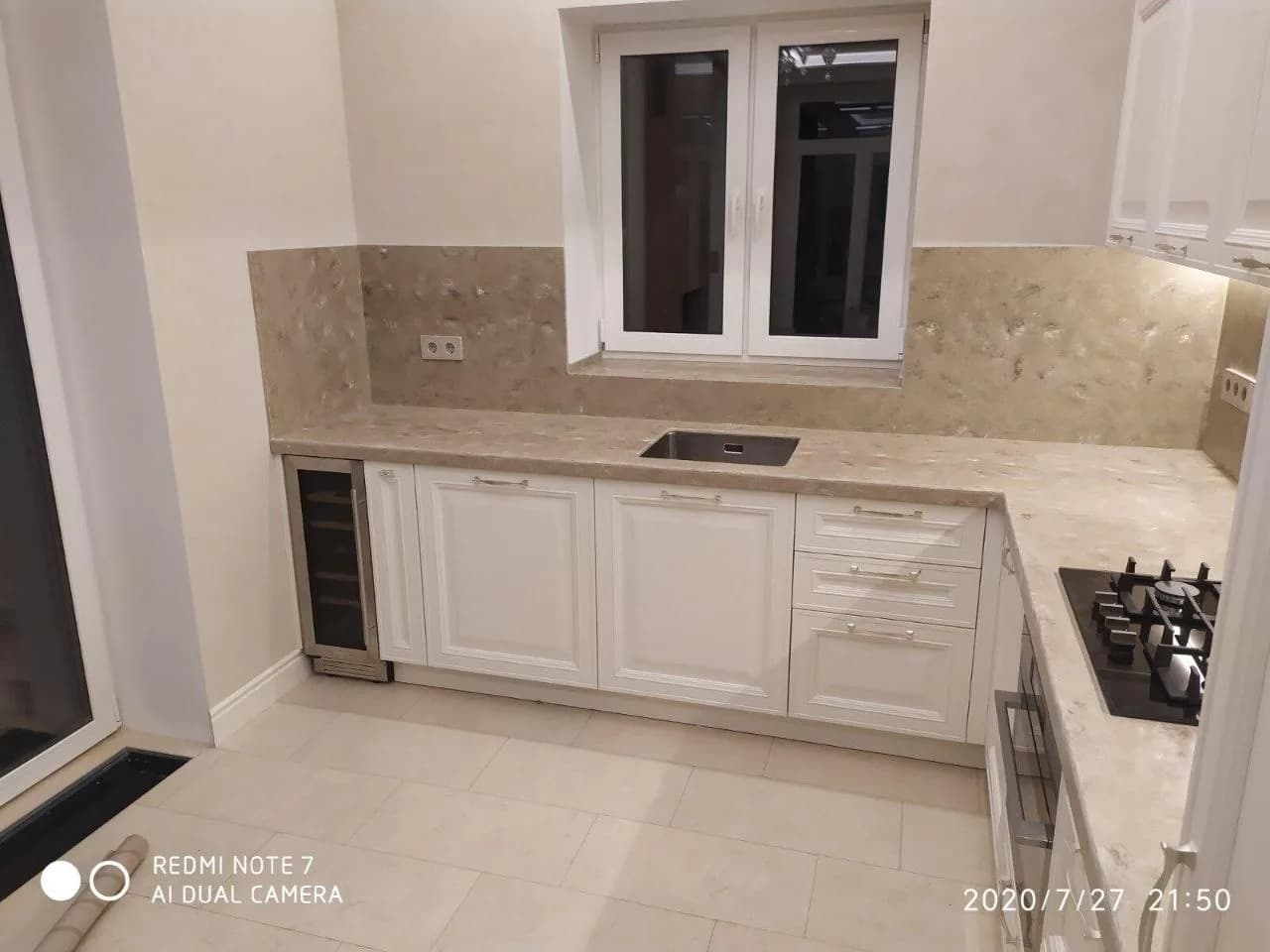 Угловая белая кухня в стиле неоклассика