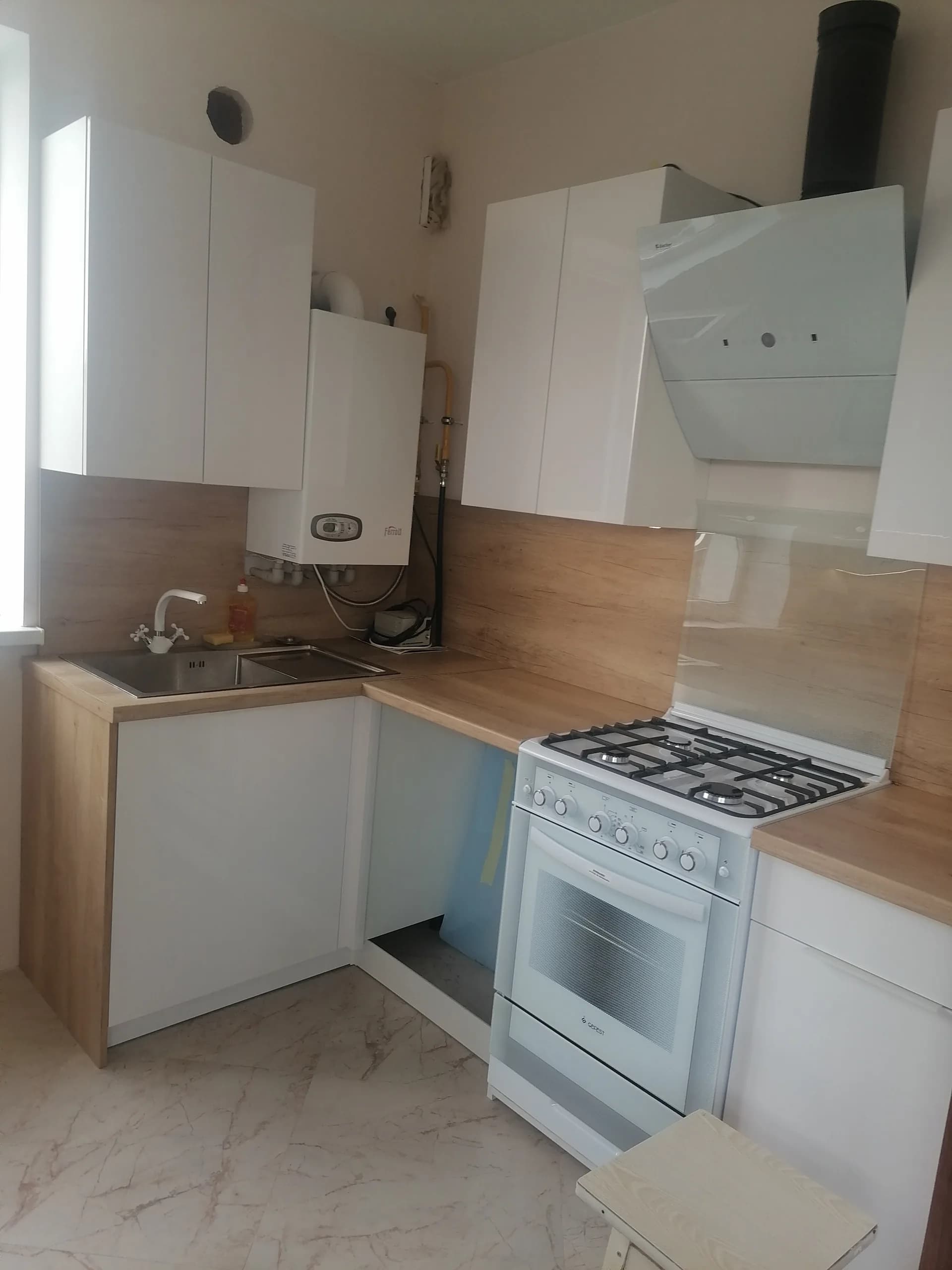 Угловая комбинированная кухня в современном стиле