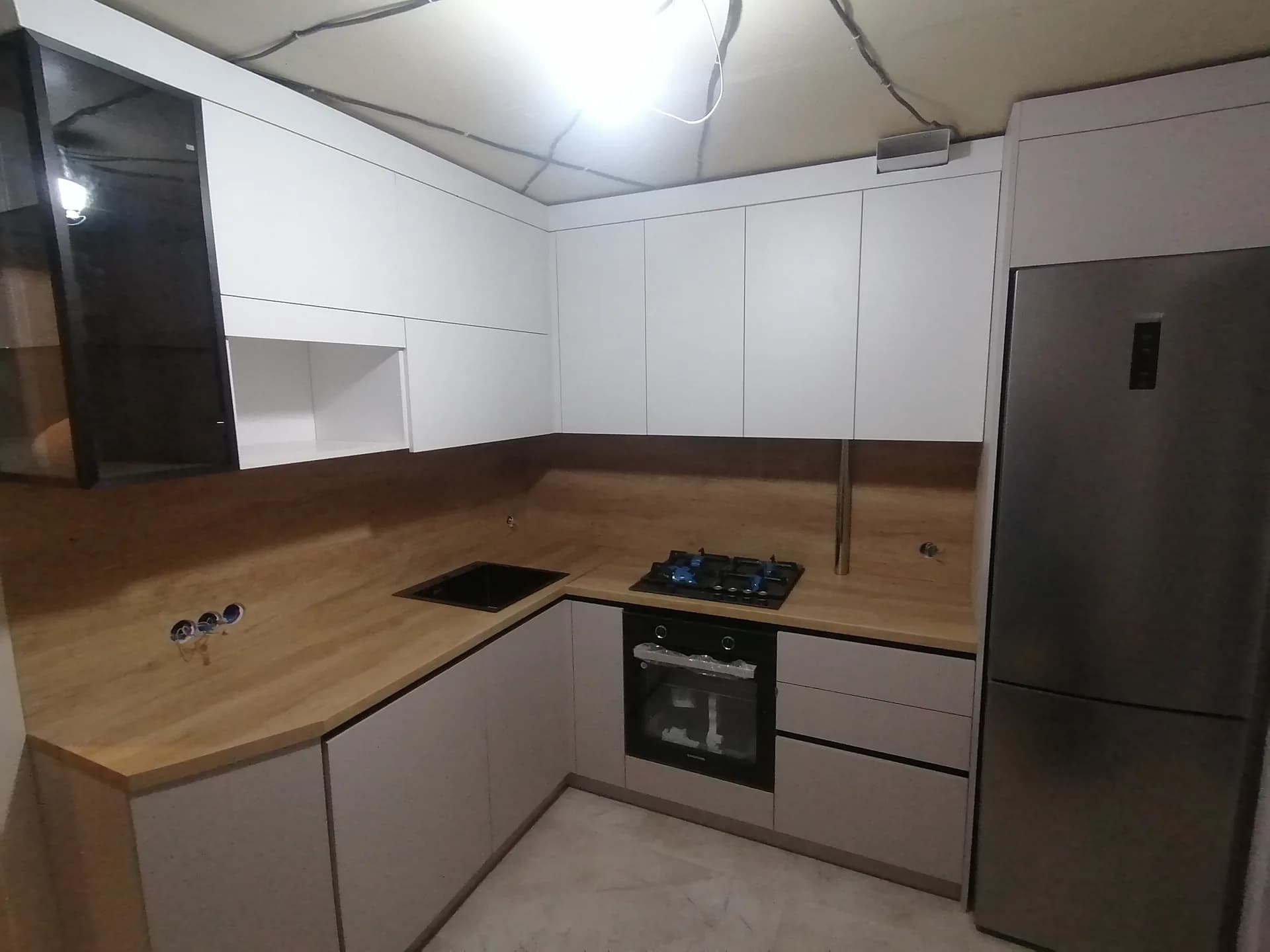 Угловая комбинированная кухня в современном стиле