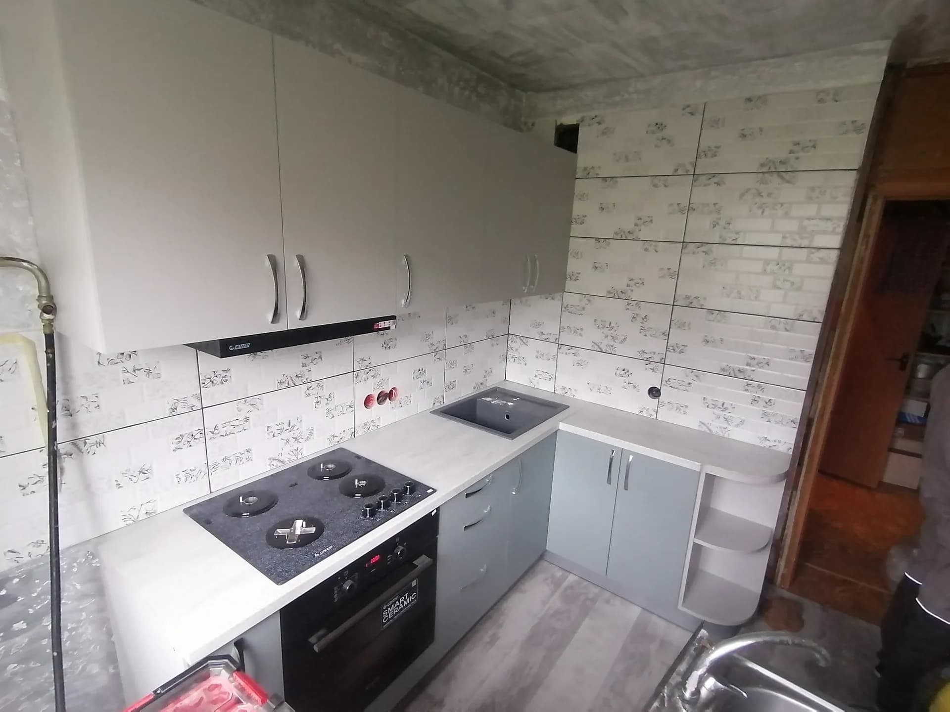 Угловая серая кухня в современном стиле
